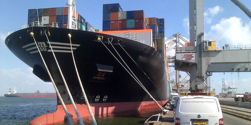 Containerschip in de haven